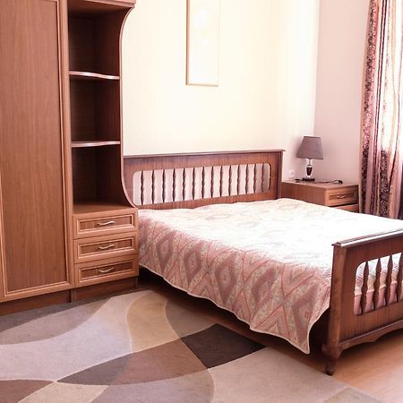 Apartment On Hanrapetutyan Street Erevan Esterno foto