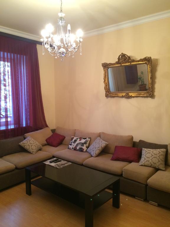 Apartment On Hanrapetutyan Street Erevan Esterno foto