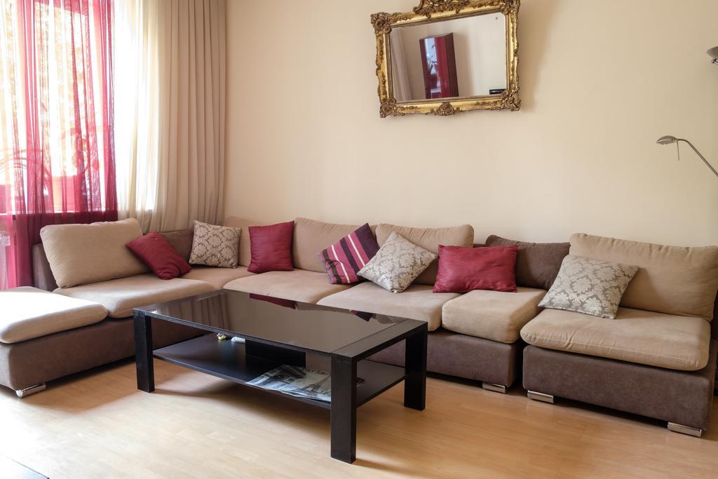 Apartment On Hanrapetutyan Street Erevan Esterno foto