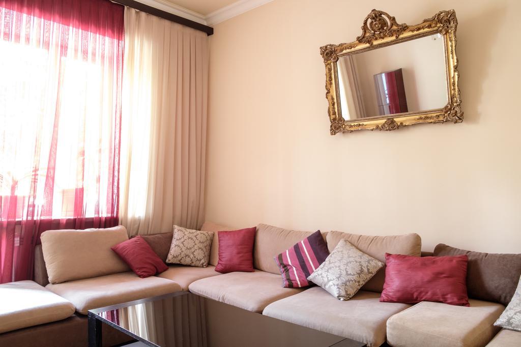 Apartment On Hanrapetutyan Street Erevan Esterno foto