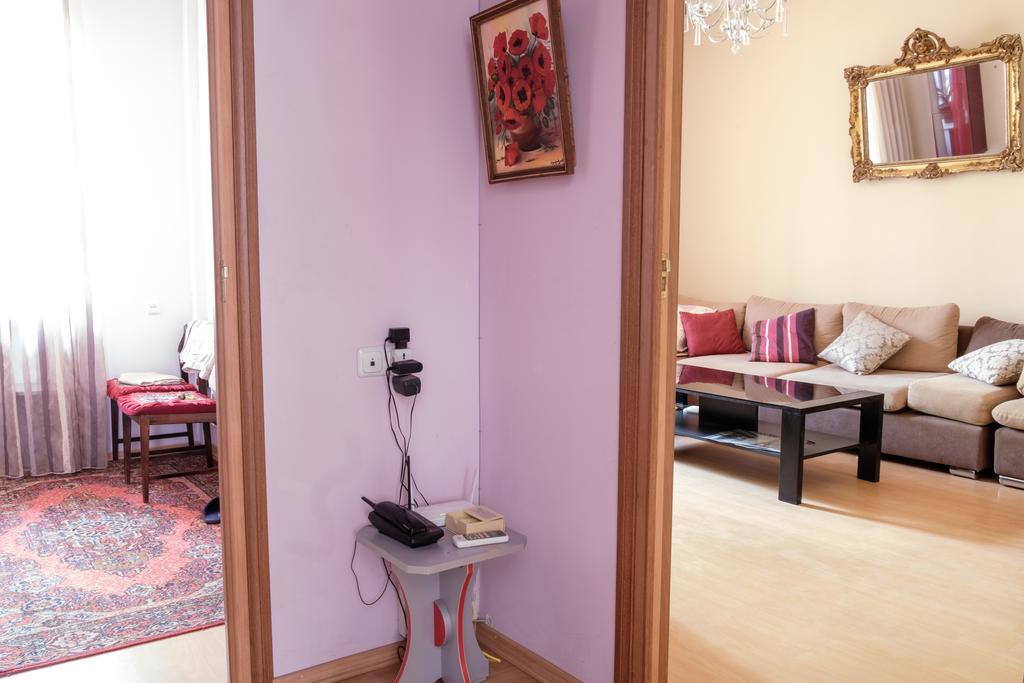 Apartment On Hanrapetutyan Street Erevan Esterno foto